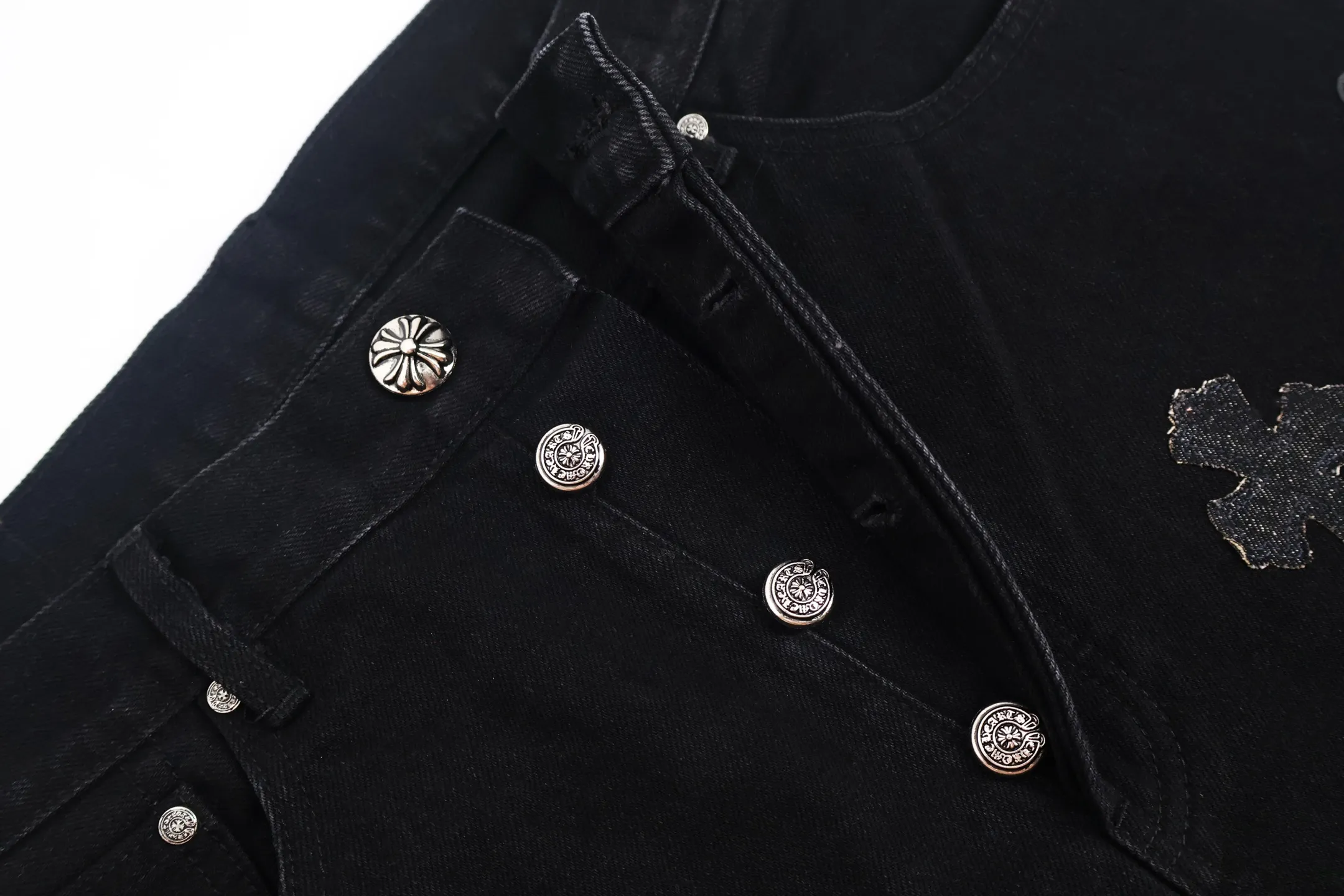 🅿️800 [Exclusive supply] CH Crow Heart Cow King Jeans (Black) Use genuine levis502 as the base plate. Purchase the original version at 5W. Heavy washing, frayed and distressed, customized cowhide cross. After dyeing, it will be fixed and will not fade. Fully right-angle fit hand embroidery thread, a total of 5 small silver nails on the whole body, 1 silver medal, 5 Cross Scout flower buttons. The silver content is 85%. It is not made of 925 silver because the silver content is too high and it will easily turn black and oxidize, which affects the appearance. The printing adopts the garment screen water slurry printing process. Size:32/34/36/38